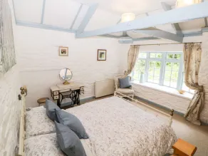 THE OLD DAIRY, character holiday cottage, with a garden in Millbrook - Image 5