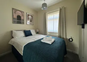 Spacious 5 Bedroom With 4 Baths Off-road Parking - Image 4