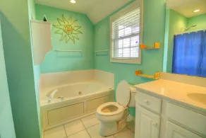 Erleben Sie Komfort in diesem 4-Schlafzimmer-Haus im schönen Topsail Beach, NC. - Image 4