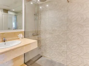 Luxurious Apartment on Marbella's Golden Mile with Tropical Gardens and Pool - Image 3