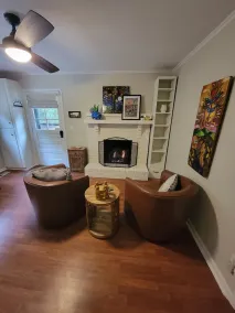 Dwell Well House- Upscale 2 BR/2 BA house downtown w/private fenced yard - Image 2
