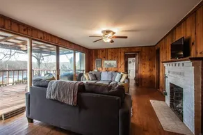 Secluded and Cozy Lake House/Farmhouse on 40 acres with a 13 acre private lake - Image 3