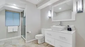 Newly Renovated, Modern home with pool, cathedral ceilings, open-floor... - Image 4