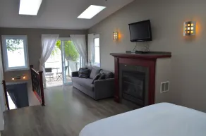 Beautiful Lakehouse in Price Edward County on the Bay of Quinte - Image 5