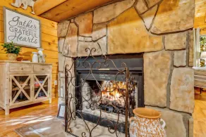 Couples Retreat | In-Bedroom Jacuzzi, Fireplace & Private Deck · Near Helen GA - Image 2