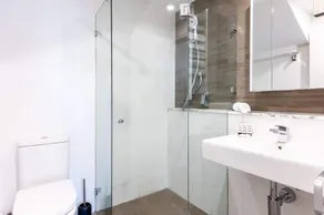 Comfy 1-Bed Apartment in Perfect Location - Image 3