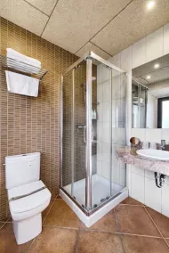 Country house surrounded by nature, with pool, tennis, perfect for groups - Image 2