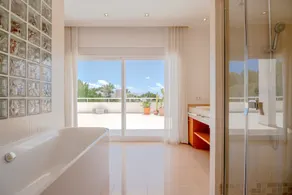 Villa con piscina, giardino e terrazza - Image 4