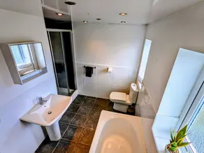 3 Bedroom-Maison-Confort-Salle de bain privée-Vue sur Jardin - Image 2