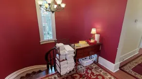 King-The Dogwood Room-Suite-Vue sur Rue-Salle de bain privée séparée - Image 2
