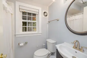 All the comforts of home in a gorgeous, relaxing lakefront home - Image 5