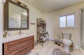 Cheerful Lakefront 3 Bedroom Cottage with Firepit - Image 3