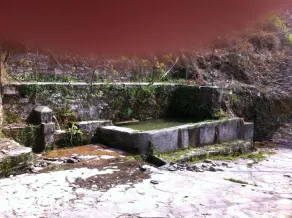 Pequeña casa en las montañas en el corazón del bosque de castaños en un pueblo - Image 2