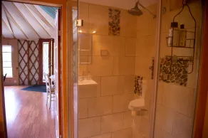 Hyggelig ren yurt, beliggende privat i skove og haver - Image 3
