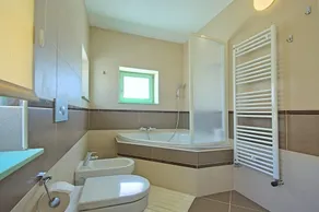 Traumhafte Villa umgeben von herrlicher grüner Vegetation und mediterranen Pflanzen - Image 2