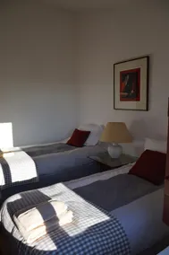 Gardians hus omgivet av vingårdar och ek och olivträd - Image 4