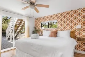 Retraite de plage de 4 chambres récemment rénovée, vue sur l'océan à 1 minute à pied de la plage - Image 4