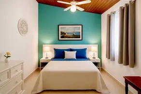 Wonderful 4 bedroom house and huge lounging area and pool near the beach - Image 5