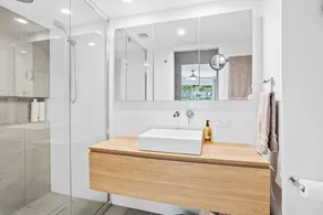 Hillside in the heart of Burleigh! - Image 2