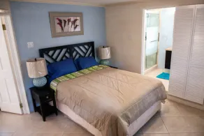 Cozy contemporary one bedroom apartment 5 min from the beach! - Image 4