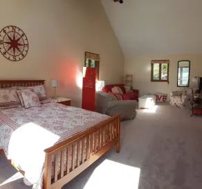 Waterfront home with magnificent sunsets on tranquil lake - Image 4