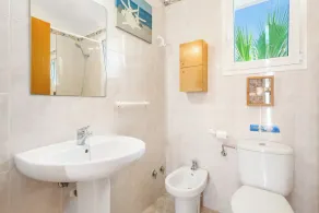 Freistehende moderne Familienvilla mit privatem Pool in ruhiger Lage in Strandnähe - Image 3