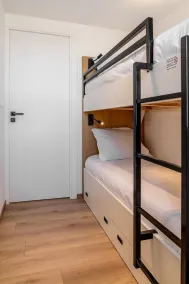 This suite offers a bedroom with a double bed and a sleeping corner with a bunk bed. - Image 5