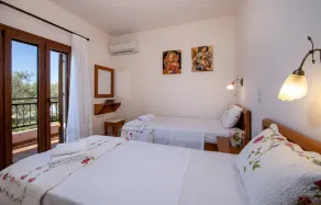 Spacious villa with jacuzzi in Sfakaki - Image 5
