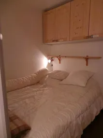 Apartamento al pie de las pistas con dormitorio independiente, vista a la montaña. - Image 4