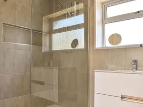 4 bedroom accommodation in Evesham - Image 4