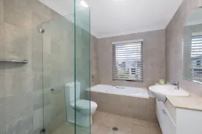 Tranquil 4-bedroom water view apartment - Image 2