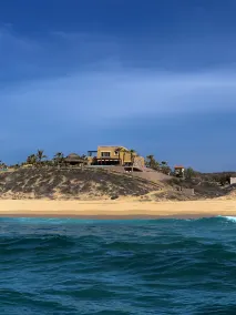 Fantastic Beachfront property with infinity pool, private beach & AC! - Image 5