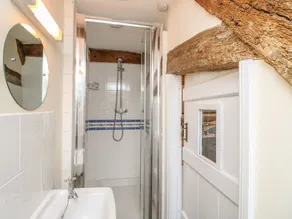TOVAH, character holiday cottage, with open fire in Yarmouth - Image 4