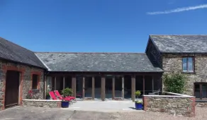 Bramble Cottage (Sleeps 5. 2 Bedrooms) Indoor heated pool and fishing lake - Image 5