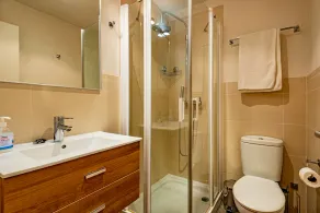 Appartement moderne avec 3 chambres et 3 salles de bain avec vue imprenable sur la mer et Wifi gratuit - Image 5