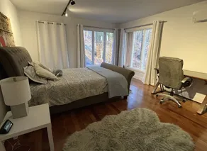 Mid-Century modern Lakeview Stay - Image 3