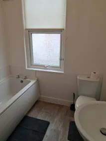 Spacious Leeds Home Sleeps 6 with Free Street Parking - Image 3