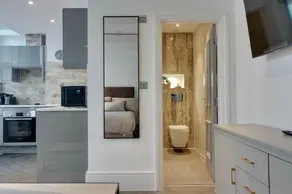 QE2 Loft Apartments - Image 5