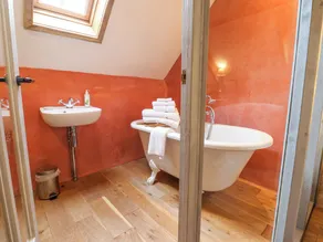 THE STONE BARN, romantic, luxury holiday cottage in Bridport - Image 2