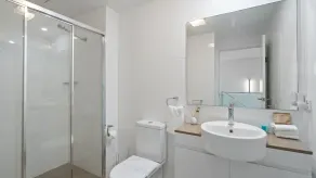 Riverside luxury apartment across two levels at Waterline. - Image 4