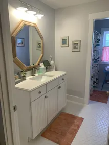 Large suite/private bath/private entrance on quiet street near Thomas Bay - Image 4