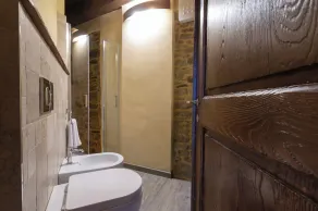 Canto del Fiume, Raggiolo, Toscana, toda la estructura rodeada de vegetación - Image 2