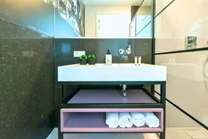 Apartamento exclusivo com cozinha e casa de banho privativas, inspirado na arte abstrata de Lena Mil - Image 4