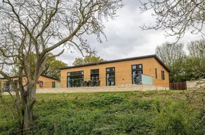 Luxurious 3 bed Lodge with private hot tub close to city of Cambridge - Image 4