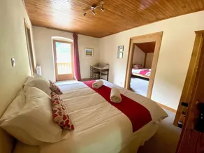 Unik, charmerende chalet med ensuite værelser, boblebad og spillerum - Image 2