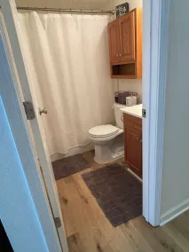 * SÆRLIGE NYE EJERPRISER * REN Opdateret Lakeview Condo, dæk m / bord og 6 stole - Image 2