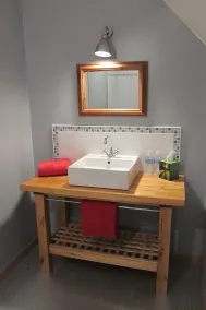 En moderne staldkonvertering, 5 sovepladser. Fantastisk udsigt beliggende i en fredelig landsby. - Image 3