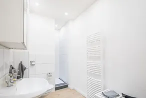 Spacious Two BR Close To Stadtpark and Street Parking - Image 3