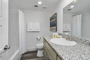Modern Apt w Skyline Views and Parking - Image 3