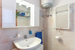 Holiday Apartment \"Bilocale Geranium Beach\" with Terrace & Air Conditioning - Image 3